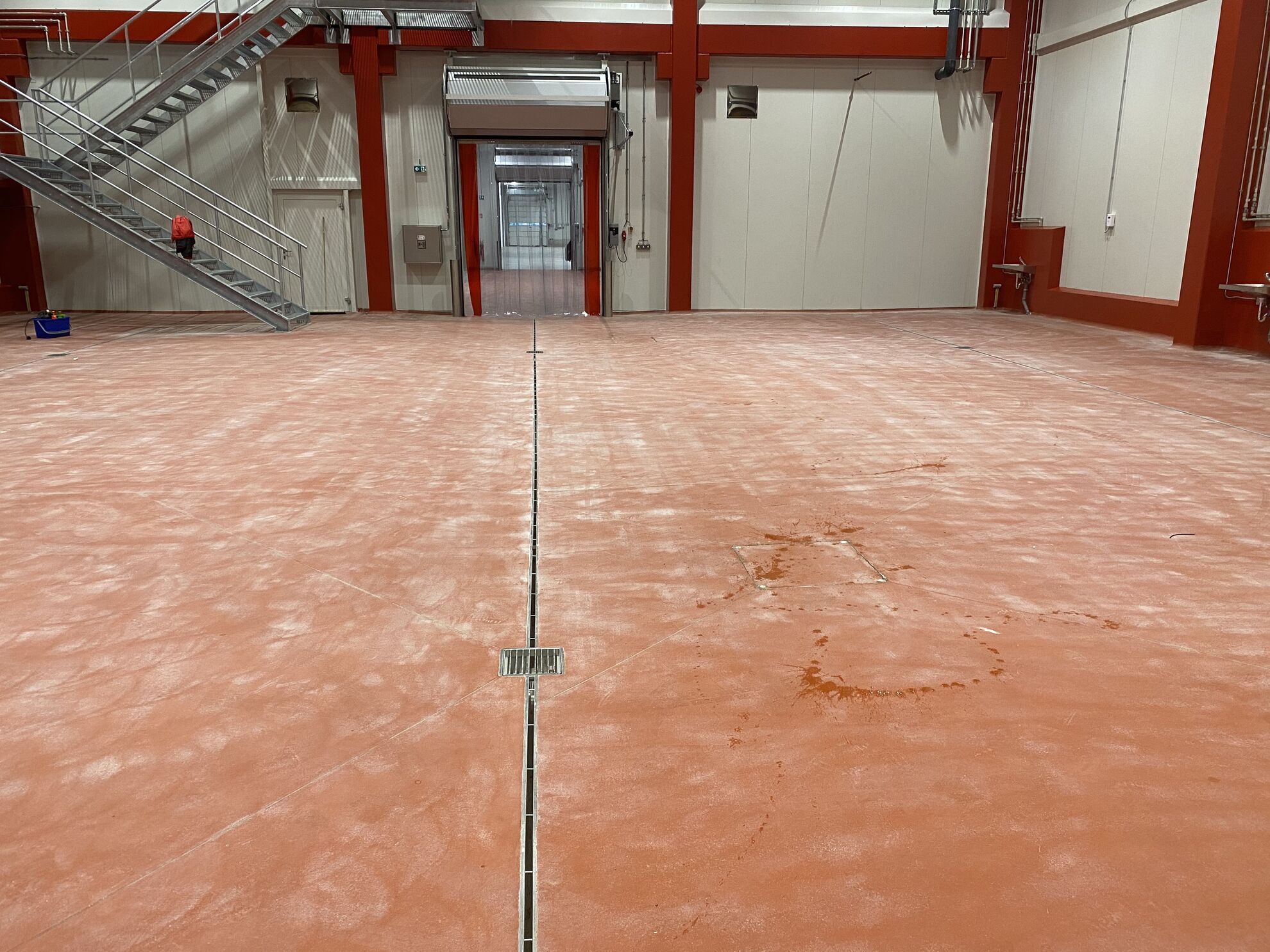 Strojní čištění protiskluzové podlahy v Hamé Babice